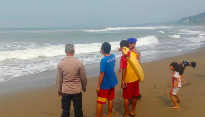 Dua Pelajar Terseret Ombak Di Pantai Istiqomah Sukabumi, Satu Hilang