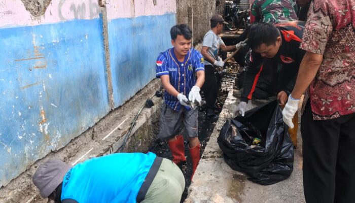 Jumsih di Cibadak Bersihkan Drainase, Antisipasi Banjir dan Longsor Saat Musim Hujan