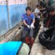 Jumsih di Cibadak Bersihkan Drainase, Antisipasi Banjir dan Longsor Saat Musim Hujan