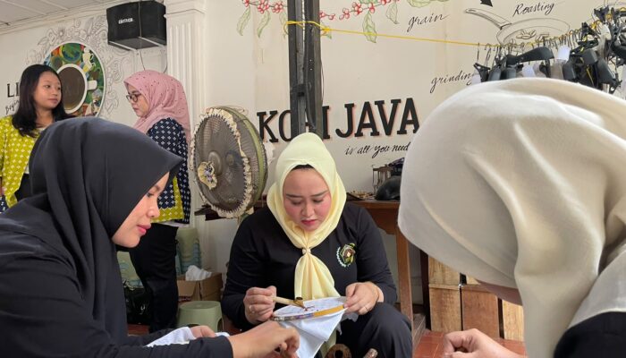 IKWI Kota Sukabumi Kenalkan Batik Lewat Pengalaman Membatik Langsung