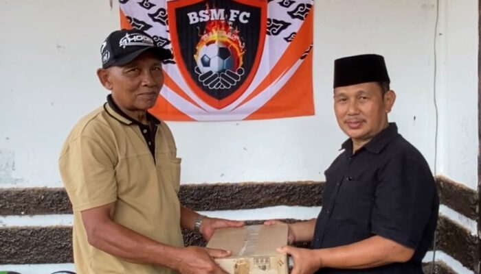 Yusuf Maulana Salurkan Bantuan Penerangan Jalan Gang di Waluran, Tindak Lanjut Aspirasi Warga