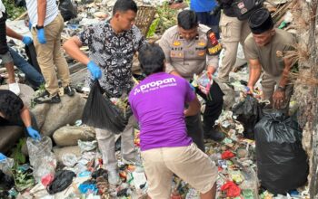Sampah Menumpuk di Sungai Cigangsa, Polres Sukabumi Turun Tangan