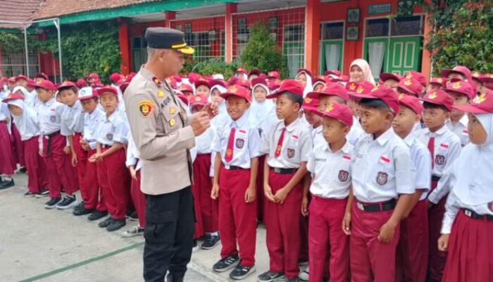 Kapolsek Sukaraja Polres Sukabumi Kota Ajak Siswa Jauhi Bullying dan Patuhi Aturan