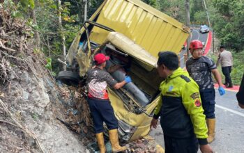 Truk Boks Bermuatan Pupuk Tabrak Tebing di Cisarakan Sukabumi, Sopir Sempat Terjepit