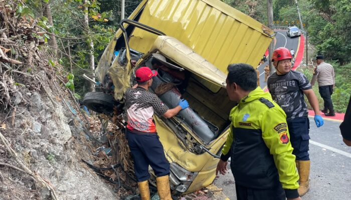Truk Boks Bermuatan Pupuk Tabrak Tebing di Cisarakan Sukabumi, Sopir Sempat Terjepit