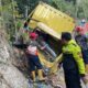 Truk Boks Bermuatan Pupuk Tabrak Tebing di Cisarakan Sukabumi, Sopir Sempat Terjepit
