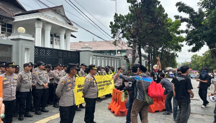 Simbol Tiga Jari Muncul saat Demo Hari Sumpah Pemuda, Ini Makna di Baliknya