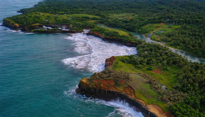 Pantai Karang Bolong Surade, Perpaduan Tebing Eksotis, Ombak Samudra, dan Spot Camping yang Memikat